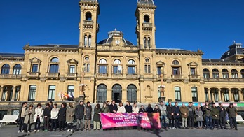 Donostiako udaletxe aurrean egin dute sexu-erasoaren aurkako elkarretaratzea.