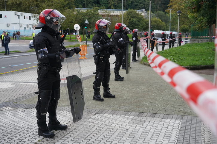 Agentes de la Brigada Móvil de la Ertzaintza, en el entorno del estadio de Anoeta.