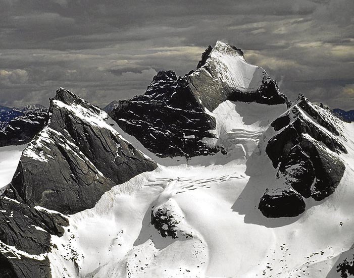 La helada Alaska fue el terreno natural para las atrevidas escaladas de Krakauer, quien tomó esa foto desde sus alturas en su primer viaje a la zona en 1974.