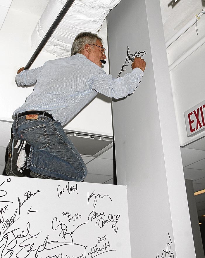 Krakauer, dibujando en Nueva York, en el año 2015, en la presentación de la película «Meru», serie cinematográfica de escalada de élite en esa montaña de la India, en la que colaboró como guionista. Rommel Demano | Getty Images