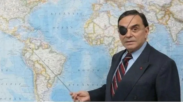 Walter Martínez, con su parche, su puntero y su mapa.