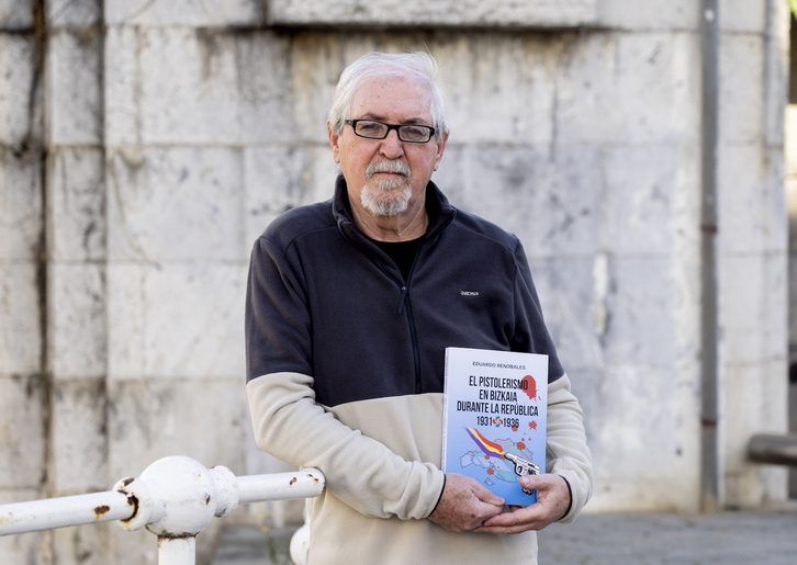 Eduardo Renobales con el libro 'El pistolerismo en Bizkaia durante la República. 1931-1936'.