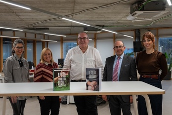 De izquierda a derecha Dolores Rodríguez, Concepción Martínez, José Luis Gonzalo, Rafael Benito e Icíar García-Varona posan con los libros que acaban de publicar.