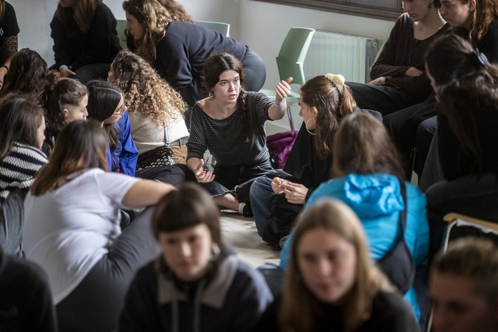 Jóvenes debatiendo.