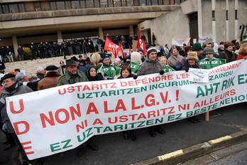 Protesta contra el tren de alta velocidad en Baiona.