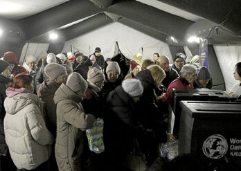 Los refugios de calor hinchables y móviles permiten a la población de Kiev aguantar temperaturas de -15 °C bajo cero. También disponen de energía eléctrica que la población emplea para cargar móviles y aparatos de primera necesidad.