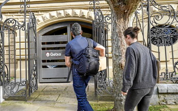Entrada de los agentes al Ayuntamiento de Getxo por orden judicial el pasado día 14 de enero.