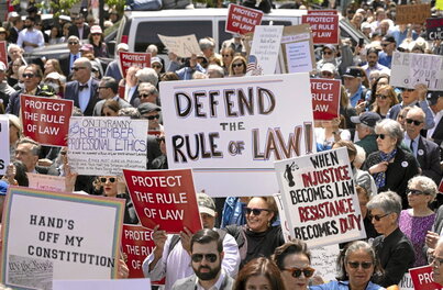 La fiscal general, Pam Bondi, y el director del FBI, Kash Patel, llegan a una conferencia de prensa en el Departamento de Justicia, en Washington.