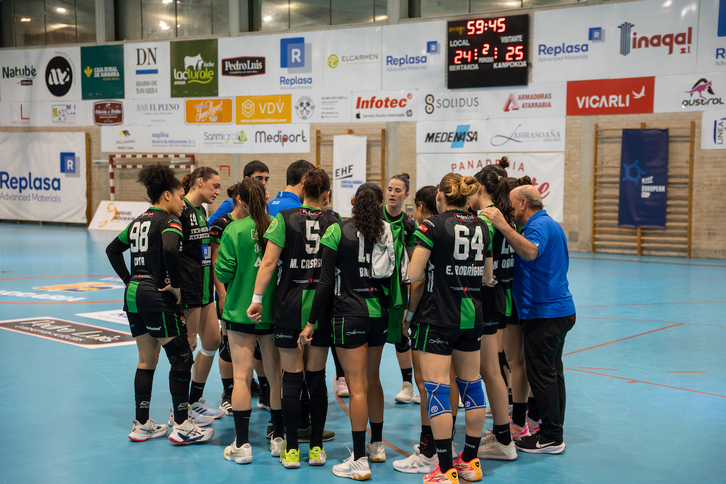 Las jugadoras de Beti-Onak hacen piña en la ida disputada en Atarrabia.