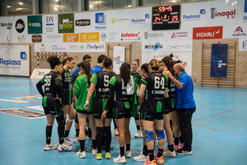 Las jugadoras de Beti Onak hacen piña en la ida disputada en Atarrabia.