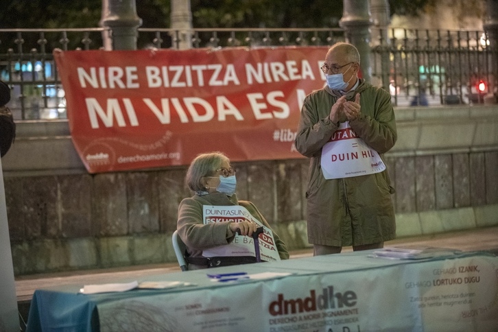Concentración de Derecho a Morir Dignamente Euskadi, en coincidencia con la aprobación de la Ley de Eutanasia