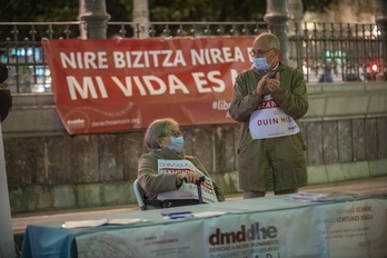 Concentración de Derecho a Morir Dignamente Euskadi, en coincidencia con la aprobación de la Ley de Eutanasia