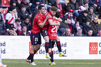 Osambela, Víctor Muñoz y Javi Galán, tres destacados que celebran la victoria en Vallecas.