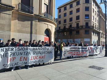 Sindikatuak Nafarroako Jauregiaren aurrean, hezkuntza publikoa aldarrikatzen.