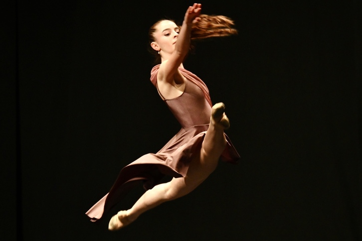 Una de las jóvenes bailarinas que optan a la final.