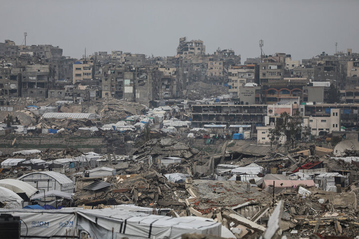 Tiendas de campaña de desplazados conviven entre escombros y ruinas de edficios en Ciuidad de Gaza.