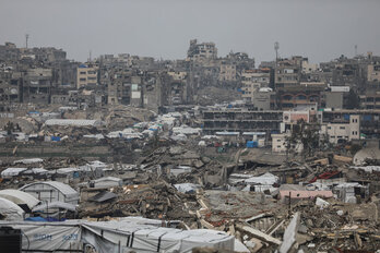 Tiendas de campaña de desplazados conviven entre escombros y ruinas de edficios en Ciuidad de Gaza.