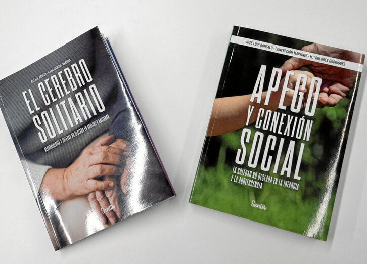 La soledad no deseada, desde la etapa de bebé hasta la ancianidad, y sus repercusiones ha sido analizada en ambos libros por la editorial Sentir.