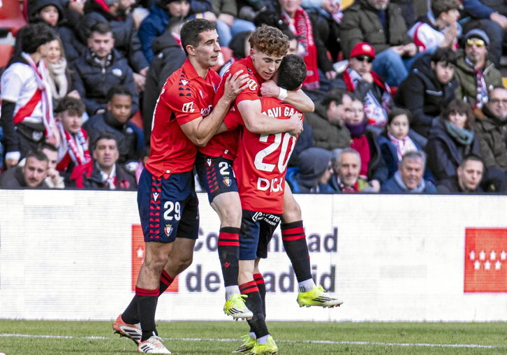Osambela, Víctor y Galán, los tres nombres propios de Osasuna celebrando el 1-2.