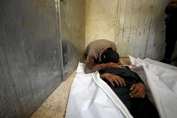 El padre de Mohamed al-Zawara abraza a su hijo de 15 años al que el Ejército israelí mató en Beit Lahia.