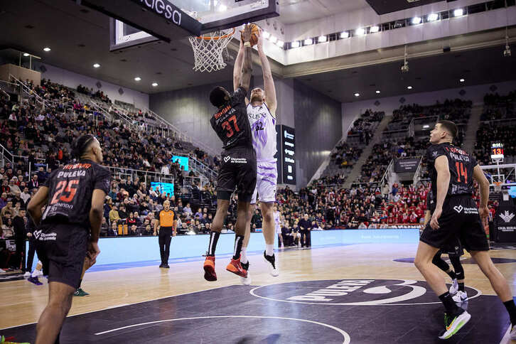 Al Surne Bilbao le ha costado horrores ganar al colista.