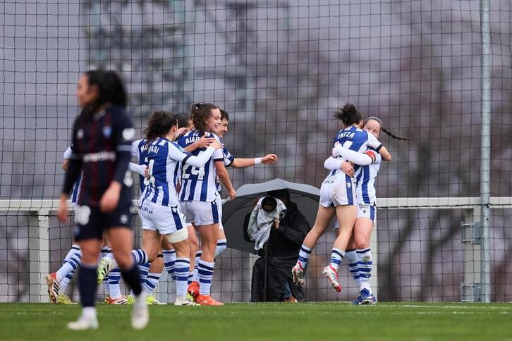 Intza y Eizagirre, rematadora y asistente, se abrazan tras el 1-0.
