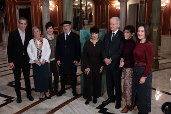 Juan María Atutxa posa con otros asistentes a la entrega de premios.