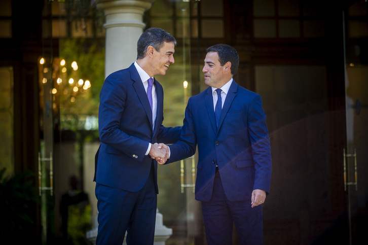 Sánchez y Pradales, en un encuentro en Ajuria Enea en verano de 2024.