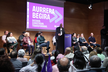 Richar Vaquero se dirige a la militancia reunida en el BEC de Barakaldo.
