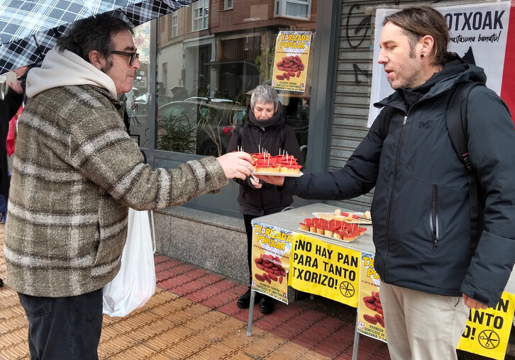 Chorizada popular de Berri Otxoak contra los recortes sociales en Barakaldo.