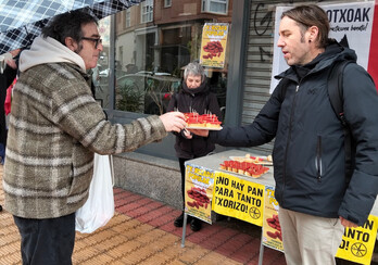 Chorizada popular de Berri Otxoak contra los recortes sociales en Barakaldo.