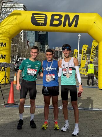 Kevin Viñuela, secundado por Iñigo Gallardo y Xabier Tijero.