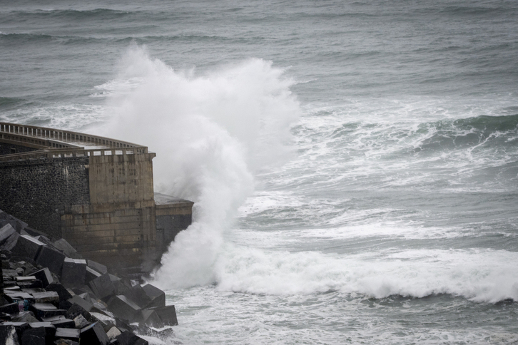 El oleaje ha sacudido con fuerza la costa vasca. La imagen es de Mutriku.