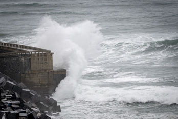 El oleaje ha sacudido con fuerza la costa vasca. La imagen es de Mutriku.