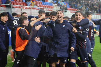 Los jugadores del Eibar celebran el gol de la victoria contra el Almería.