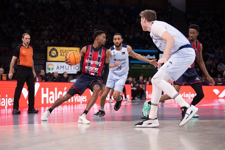 Los puntos de Simmons han sido importantes al final de la primera parte, cuando Baskonia se ha puesto por delante.