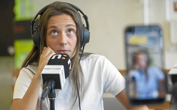 La cantautora Maren, entrevistada por NAIZ Irratia, con grabación de vídeo en formato vertical incluida.