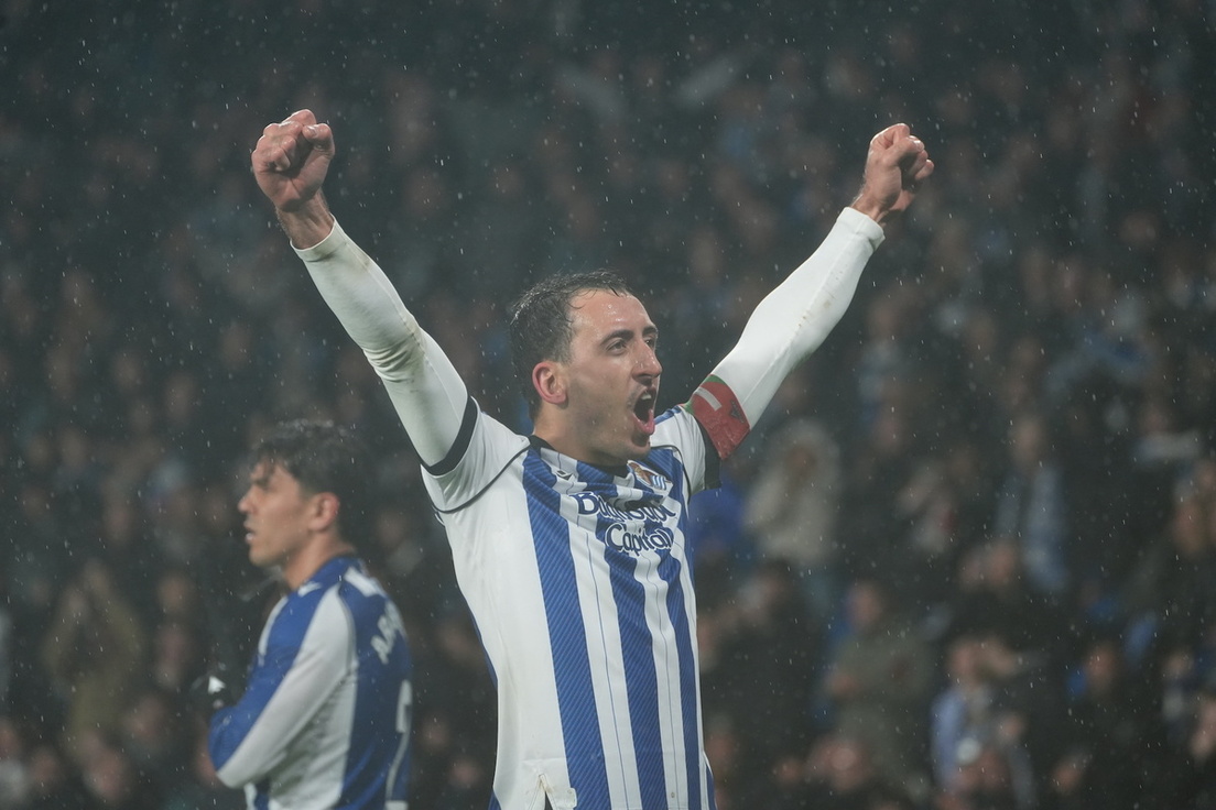  Mikel Oyarzabal alza los brazos para celebrar con la grada su primer gol contra el Celta.