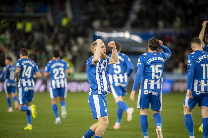 Carlos Vicente celebrando su gol esta noche.
