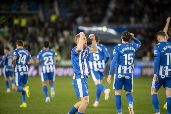 Carlos Vicente celebrando su gol esta noche.