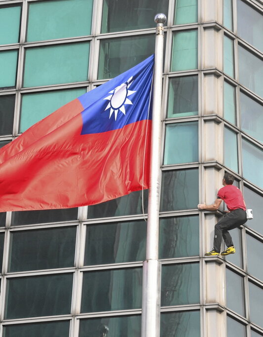Alex Honnold escalando el Taipei 101.