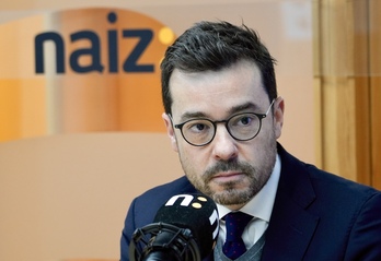 Ander Caballero NAIZ Irratira etorri da, Davosera bidaiatu ostean.