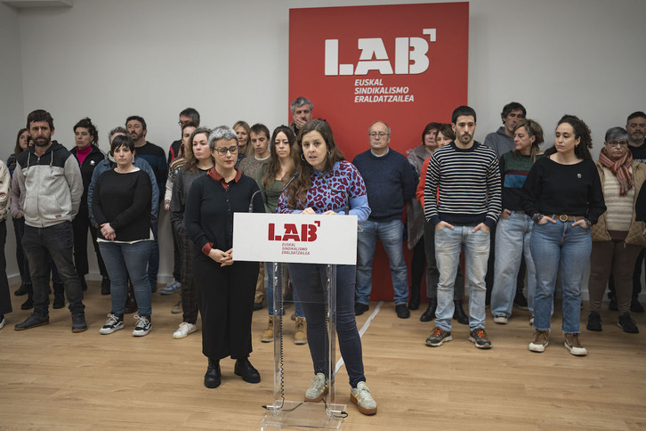 Comparecencia de los representantes de LAB para anunciar su retirada de la mesa.