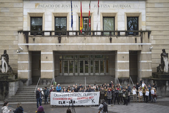 Joan den urtean euskararen aurkako oldarkeri judiziala salatzeko EAEren Auzitegi Nagusiaren aurrean egindako elkarretaratzea.