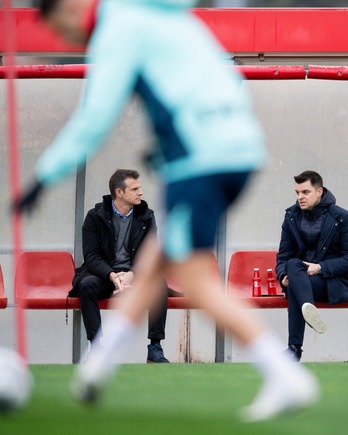 El presidente Uriarte y el director de fútbol, Mikel González, en el entrenamiento de este lunes.
