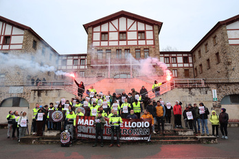 Concentración de trabajadores de Maderas de Llodio, que han reclamado diálogo a la dirección y que intervengan las instituciones.