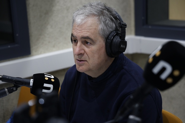 NAIZ irratiko Donostiako estudioetara gerturatu da idazlea 'Bazter utzietan' aurkeztera