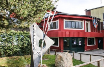 Ikmaen del exterior del polideportivo de Puigcerdà donde se produjo el escape de gas.