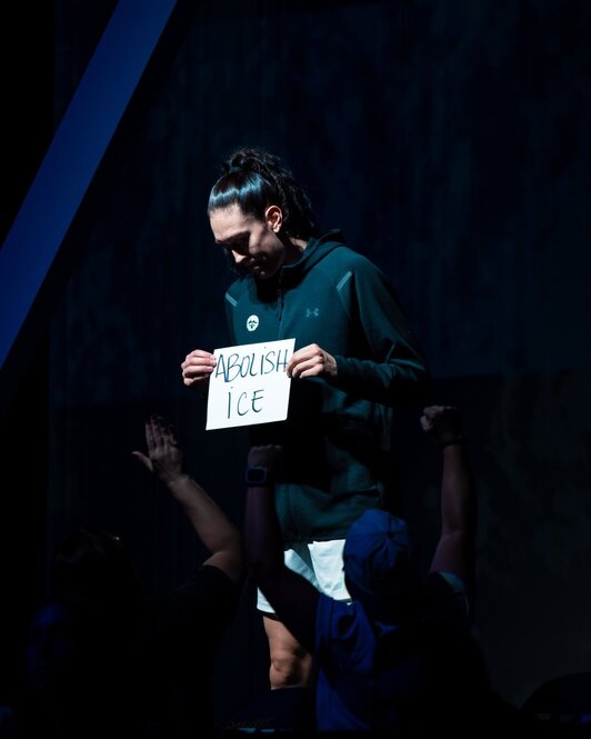 La estrella de los New York Liberty, Breanna Stewart, con un letrero contra los ICE.