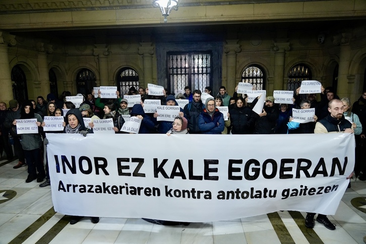 Concentración para denunciar el desalojo. (Andoni CANELLADA/FOKU)